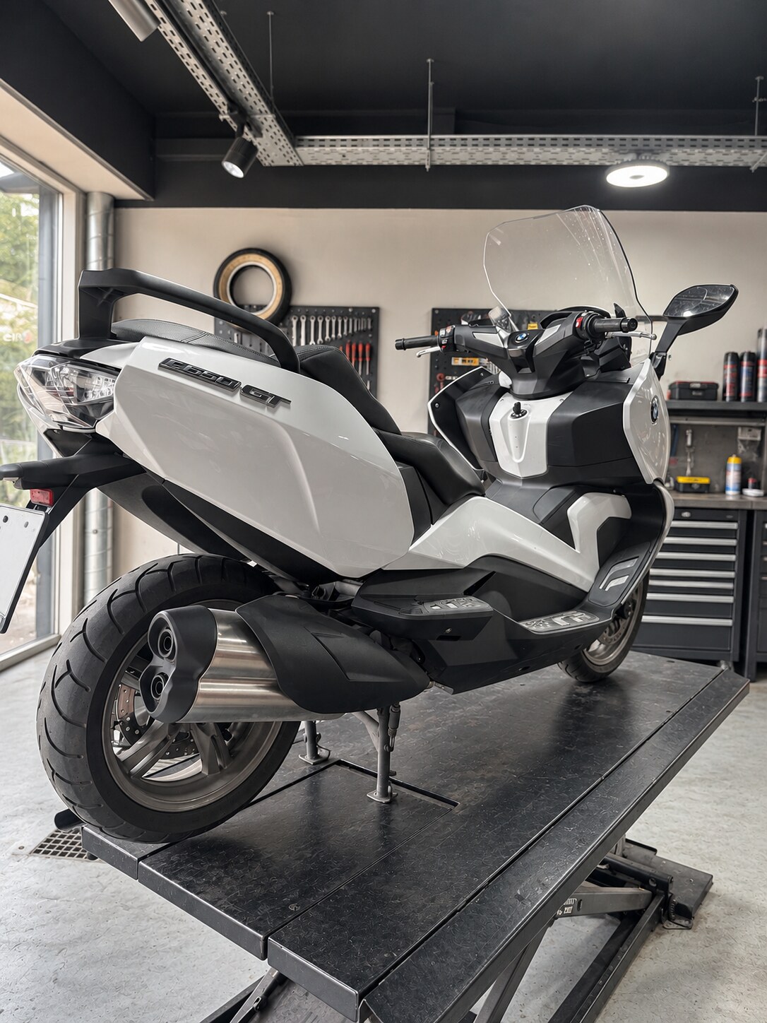 Moto en el elevador del taller Qualy Motos